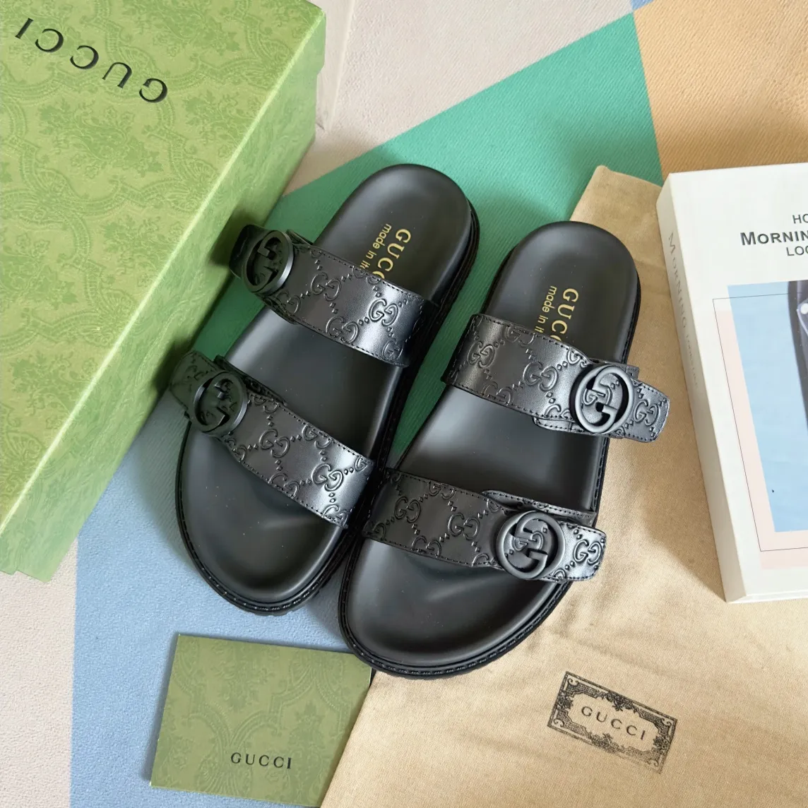[G Home] Men's Men's Shoes💰: 300💰Size: 38-45 🆕2024Gucci Gucci Summer New Style Double G Presbyopia Flip-flops Cross Sandals Thick Sole Slippers Beach Shoes Original Purchase and Development Production G family's 2024 new summer dark horse items, fashion bloggers at home and abroad have put on the show, and it has become popular on social platforms at home and abroad. Fashionistas must pay for it, and they spend a lot of money to create ingenious craftsmanship and accurately restore every detail. Exquisite packaging at the delivery counter🛍📦 ▪️ Fabric: Original imported double G presbyopic leather ▪️ Lining: Original imported leather ▪️ Sole: Original open molded T men's shoes 💰U outsole ▪️ Bottom thickness: 3CM